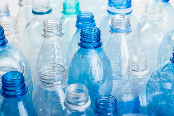 Eau en bouteille plastique : une étude révèle qu’elle contient 100 fois plus de particules de plastique qu’estimé jusque-là