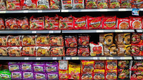 Rappel de soupe de nouilles instantanées. Adobestock