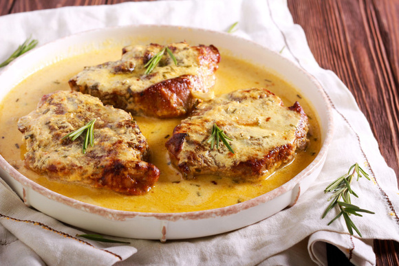 “Je ne m’en lasse pas !” : Laurent Mariotte propose “une vraie réjouissance saucière” avec sa recette de côte de porc sauce charcutière