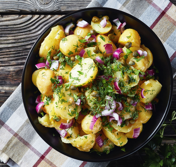 Salade de pommes de terre primeur aux oignons rouges, câpres et herbes fraîches. 750g