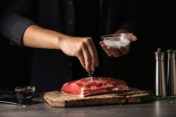 Faut-il saler la viande avant ou après cuisson au barbecue ? Adobestock