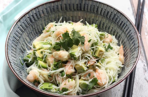 Salade de vermicelles de riz aux crevettes et à l'avocat. Silvia Santucci