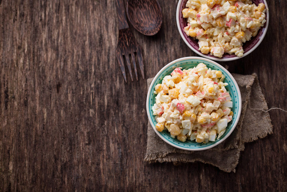 Salade de riz aux pommes de terre et maïs. Adobestock