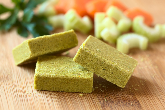 Ne jetez plus vos épluchures de légumes ! Voici comment les transformer en bouillon cube facilement