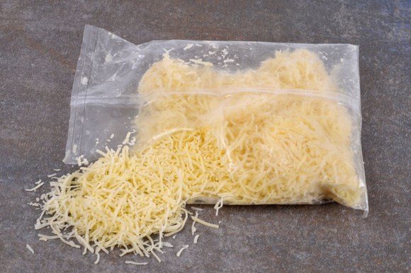 Fromage râpé : ce spécialiste décrypte les ingrédients pas très appétissants qui peuvent se cacher derrière