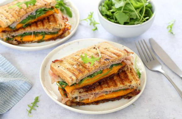 Croque au confit d'oignons, roquette, jambon et cheddar. Silvia Santucci