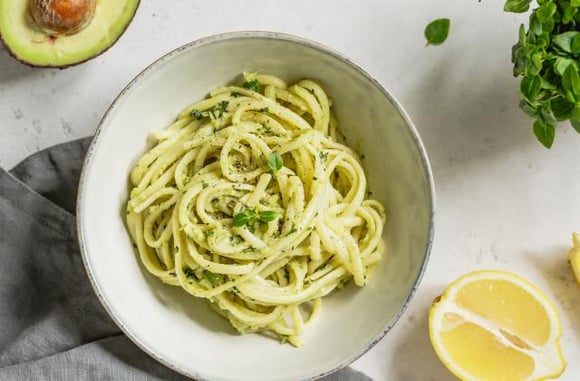Pâtes à l'avocat et au citron. Adobestock
