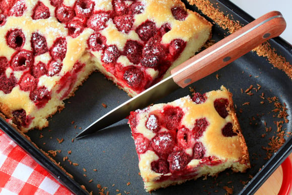 Une diététicienne partage sa recette de cake au fromage blanc et aux framboises pour un petit-déjeuner sain et gourmand