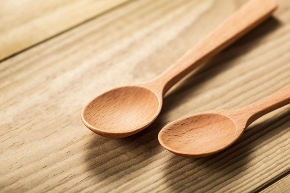 Nettoyez-vous régulièrement vos cuillères en bois de cette façon pour une propreté impeccable en cuisine ?