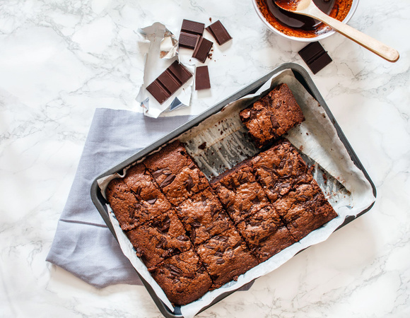 Le chef anglais Jamie Oliver partage sa recette de brownie pour obtenir un gâteau bien généreux et fondant !