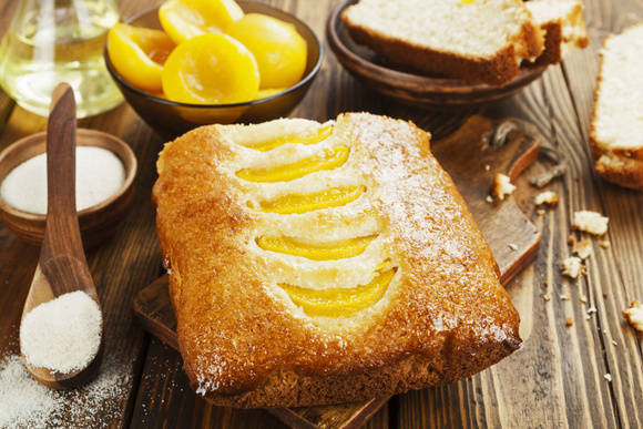 Gâteau de semoule aux pêches. Adobestock