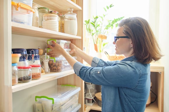 Trier et ranger correctement pour gagner de la place en cuisine. Adobestock