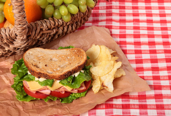 “Ce sont les faux amis des pique-niques” : une diététicienne liste ces aliments que l’on croit bons (mais qui ne le sont pas du tout !)
