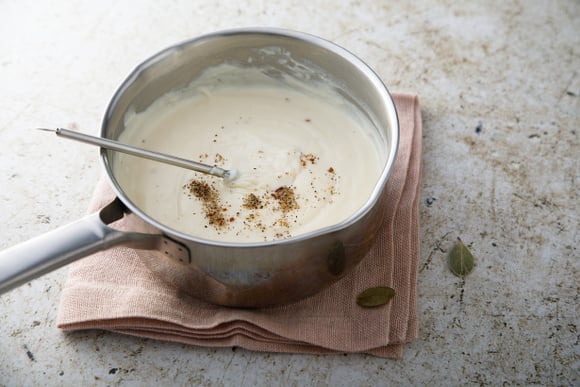 Ce chef est formel : ce simple ingrédient sauve instantanément une sauce beaucoup trop salée