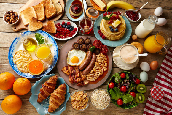 Au Royaume-Uni, le petit-déjeuner typique se compose d'oeufs, de saucisses, d'haricots à la sauce tomate, de bacon et de toasts. AdobeStock