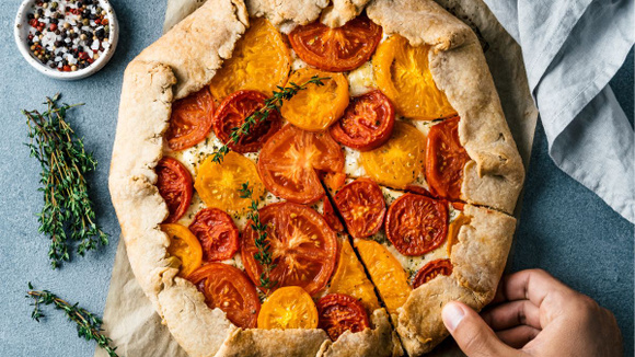 L'ingrédient secret de Christophe Michalak pour empêcher les tomates de détremper votre tarte estivale