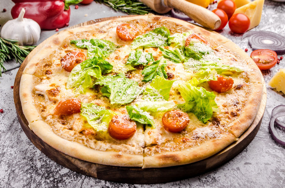Pizza aux mirabelles, pesto vert et burrata, basilic - Adobestock 