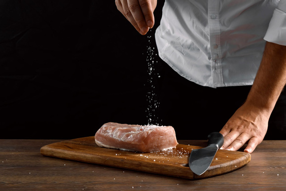 Faut-il assaisonner la viande avant ou après cuisson ?