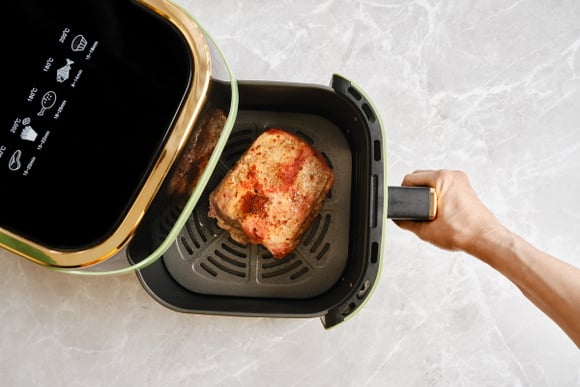 Cet ingénieur chimiste est formel : cet ingrédient avec de l'eau chaude est la clé pour nettoyer facilement son Air Fryer
