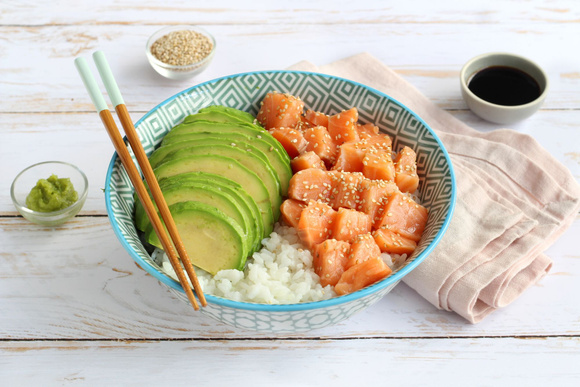 Sushi bowl saumon avocat. Silvia Santucci