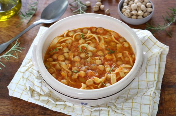 Soupe de pois chiches et de pâtes. Silvia Santucci