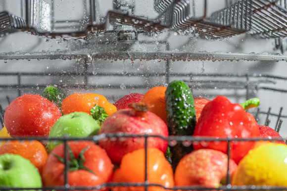 Peut-on vraiment laver ses fruits et légumes au lave-vaisselle ? Voici l’avis d’un médecin