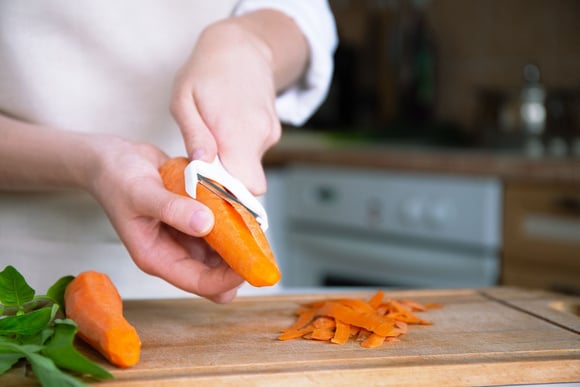 Ne jetez pas vos épluchures de carottes, c’est un trésor ! Voici comment les réutiliser en cuisine