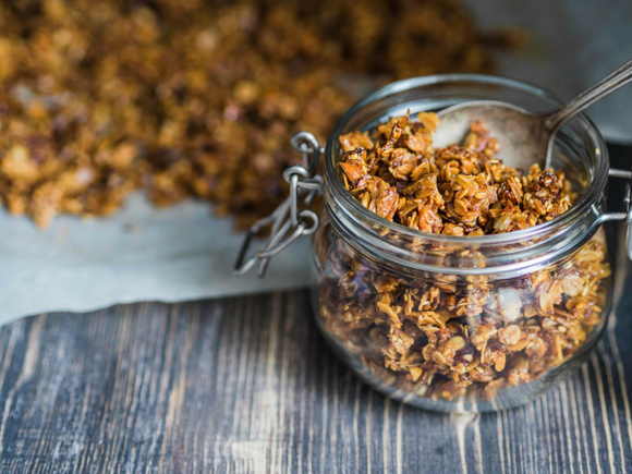 Granola maison : l’astuce toute simple pour obtenir de très grosses pépites croustillantes