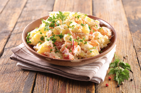“Gourmande et équilibrée” : une diététicienne dévoile une recette de salade parfaite pour utiliser des restes de pommes de terre !