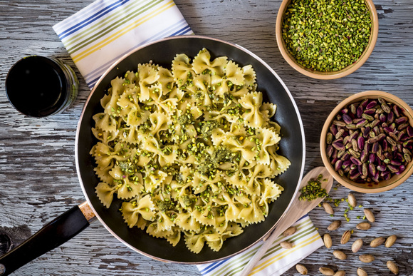 Des farfalle au pesto de pistaches. Adobestock