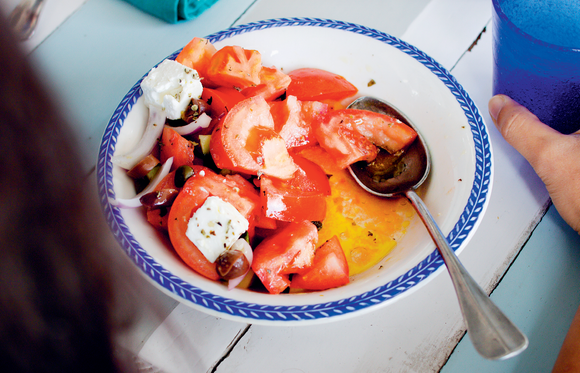 Comment faire une vraie salade grecque ? Découvrez les secrets de la cheffe Dina Nikolaou