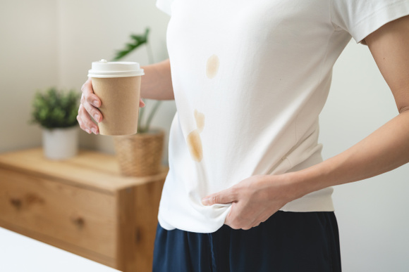 Tache de café sur un vêtement : l'erreur fatale que l'on fait tous en la nettoyant