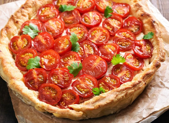 “Du soleil dans chaque bouchée” : le chef Simone Zanoni partage sa délicieuse tarte à la tomate à reproduire sans attendre