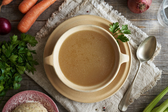 “C’est un truc que je fais assez souvent à la maison” :  Cyril Lignac dévoile ses secrets pour faire un bon bouillon de poulet
