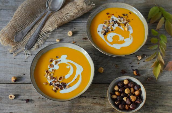 Velouté de butternut au curry et aux noisettes. Nadia Paprikas 