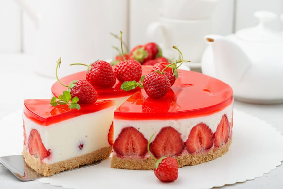 Le fraisier est un gâteau d'anniversaire parfait au printemps, à la fois frais et gourmand. Adobestock