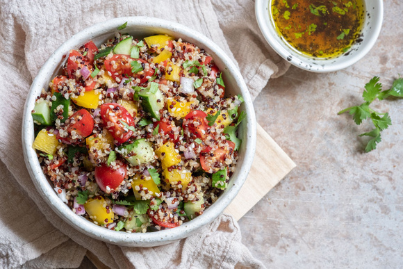 Laurent Mariotte partage sa recette ultra rafraîchissante de taboulé de quinoa, parfaite pour les beaux jours !