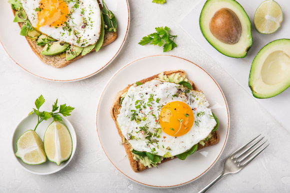 "Ma recette préférée” : le chef Simone Zanoni dévoile sa version du toast à l’avocat à l’italienne, parfaite pour le petit-déjeuner