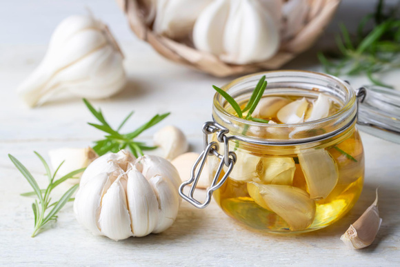 "Je les faisais au four mais ça prenait plus de temps" : voici notre recette express d’ail mariné à l’huile d’olive !