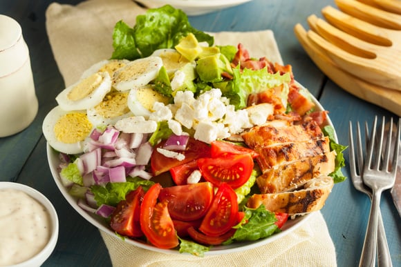 Salade Waldorf, Cobb ou César : connaissez-vous vos classiques US ?