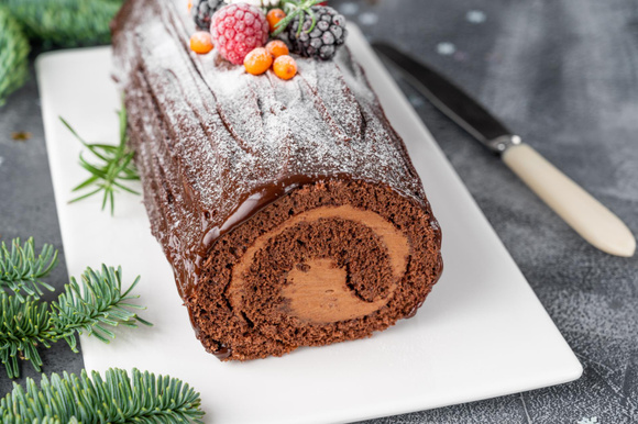 “C’est pas très compliqué” : la bûche roulée au chocolat de Philippe Etchebest qui va faire sensation à Noël