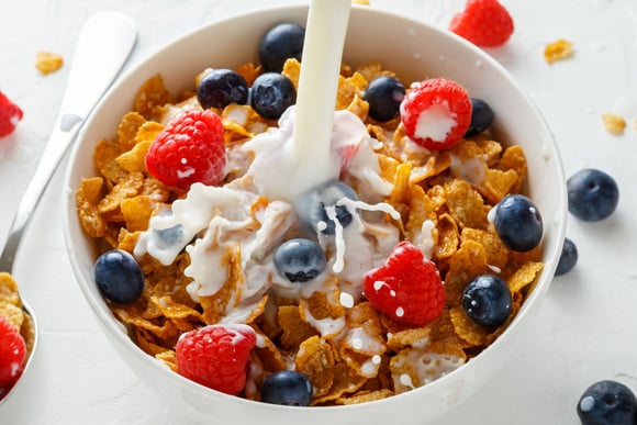 Petit déjeuner : faut-il ajouter le lait dans le bol avant ou après les céréales ?