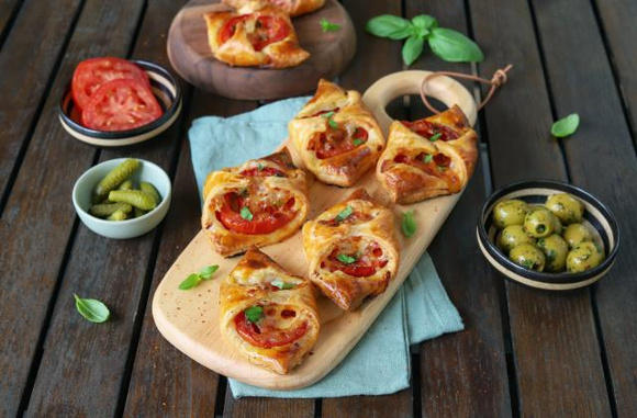 Feuilletées aux tomates, pesto et gruyère. Silvia Santucci
