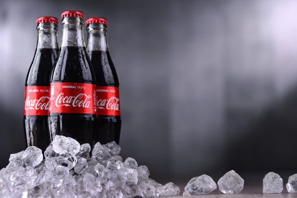 Pourtant c’est la même recette : pourquoi le Coca-Cola n’a pas le même goût en bouteille en verre, en plastique ou en canette ?