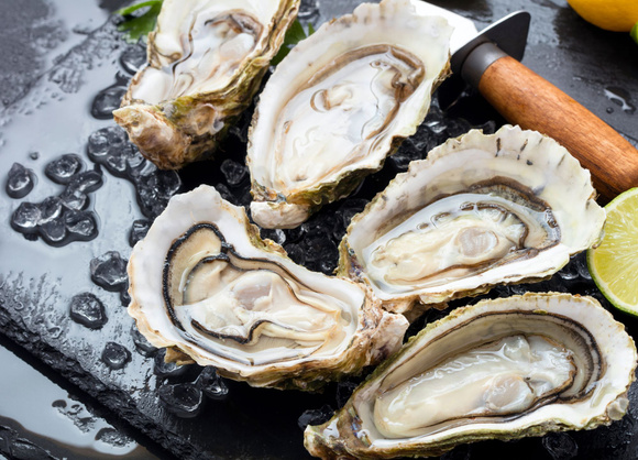 "Les recettes gratinées lui font perdre sa saveur" : un ostréiculteur partage ses conseils pour cuisiner l’huître pendant les fêtes !