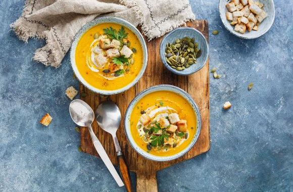 Velouté de butternut, lentilles corail et lait de coco. Adobestock