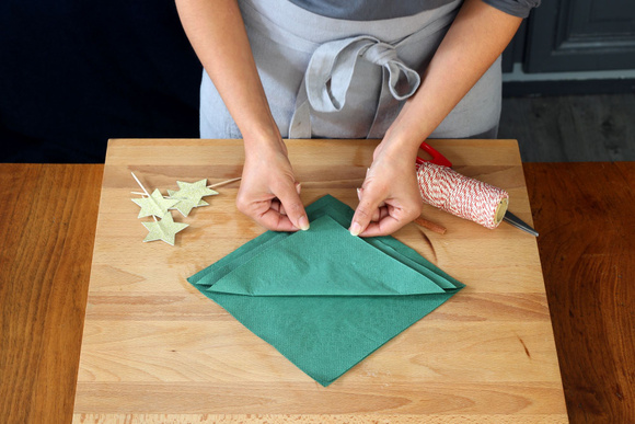 Comment faire un pliage de serviettes en forme de sapin de Noël ?