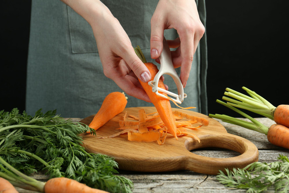 Ne jetez plus vos épluchures de légumes, c’est un trésor : voici notre astuce pour la transformer