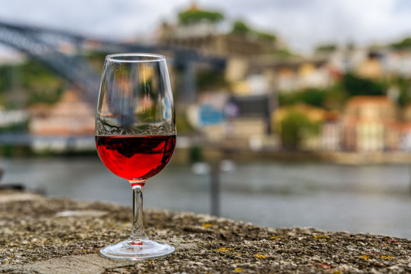 Le porto et autres vins fortifiés se conservent au moins 6 mois. Adobestock