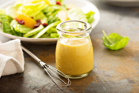 Voici pourquoi vous devriez ajouter de l’eau chaude à votre vinaigrette !
